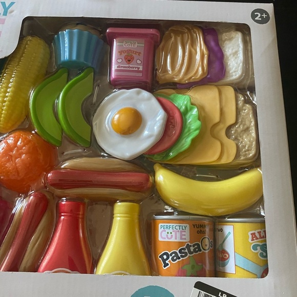 NWT-PERFECTLY CUTE-41 PIECE FOOD SET - Picture 3 of 5